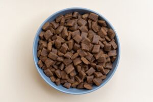 モルモットのペレットと牧草