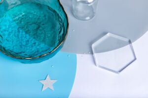 猫モチーフのコースターを置いたテーブル