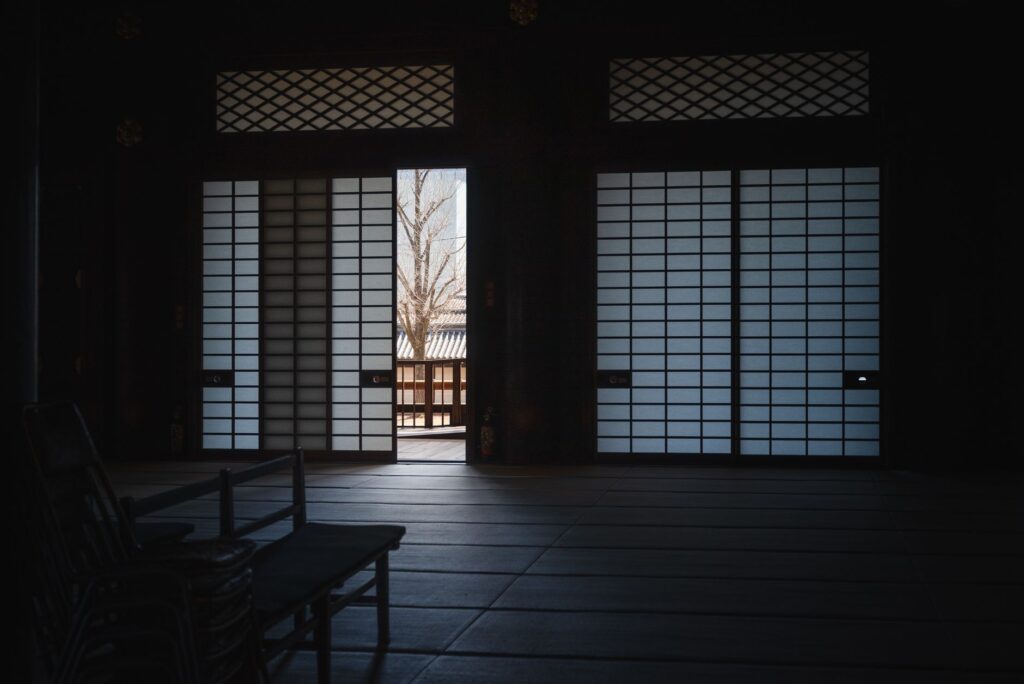 猫を祀る日本の社寺のたたずまい