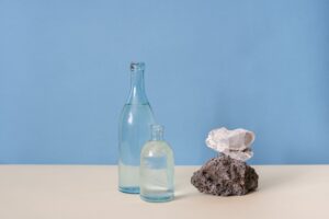 ケージに取り付けられた給水ボトルとチンチラ