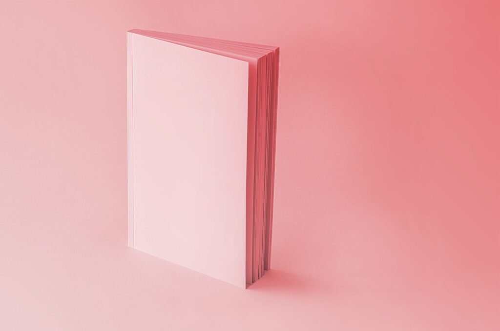 猫モチーフのブックカバーを掛けた文庫本